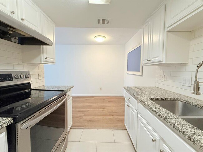 Building Photo - 2124 Burton Dr