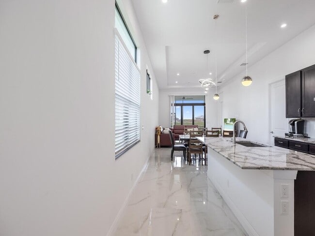 Building Photo - 12442 SW Lunata Way