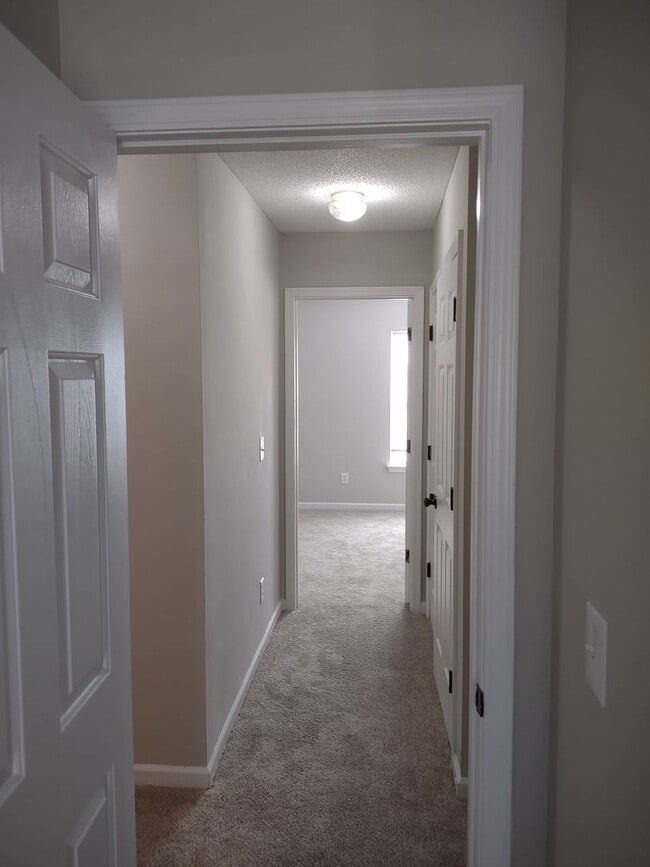 Building Photo - GREAT Four Bedroom Home Located in the Sum...