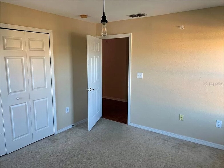 Building Photo - 5475 Vineland Rd