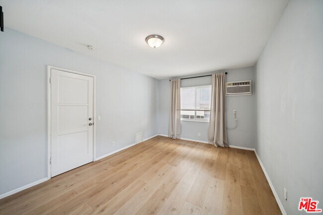 Building Photo - 1270 Havenhurst Dr