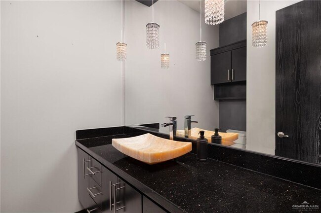 Building Photo - 305 N Mockingbird Ave