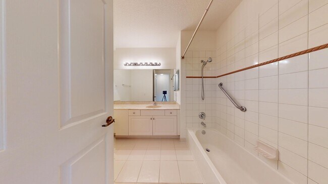 Building Photo - 235 Chrystie Cir