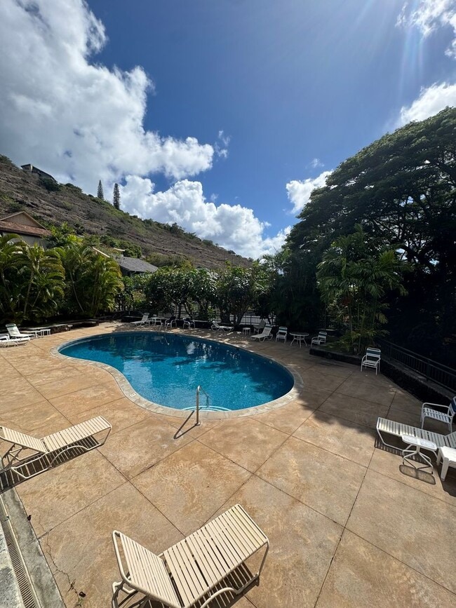Building Photo - 3 BED, 2 BATH, 2 Parking with AC- Kalani I...