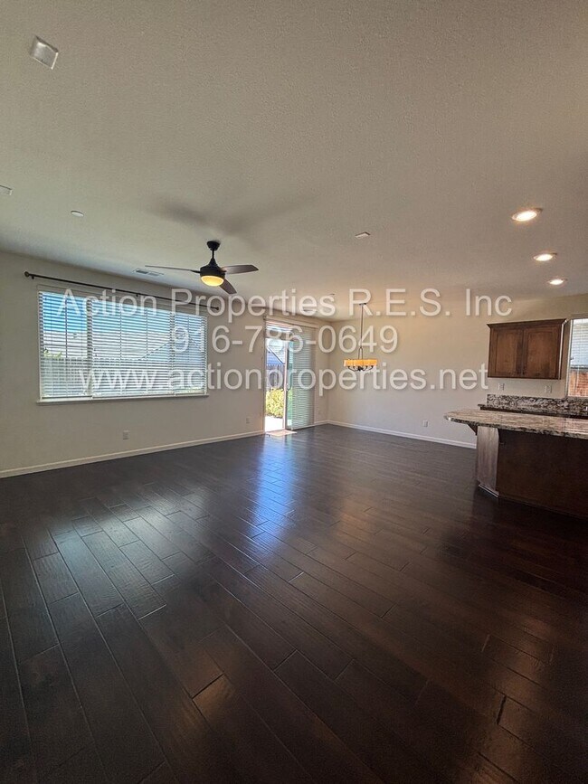 Building Photo - Solar - Whitney Ranch Newer Single Story, ...