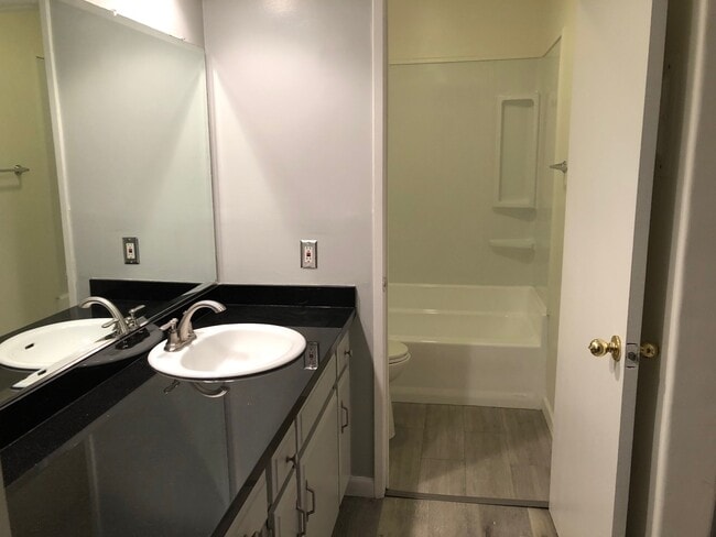 Building Photo - Amazing 1BD/1BA Condo in Prime Woodland Hi...