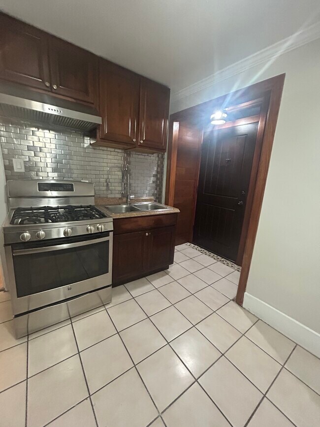 Kitchenette - 642 E 10th St
