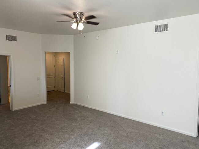 Building Photo - Park Avenue Mid-Rise Condo. Balcony. Full Services HOA