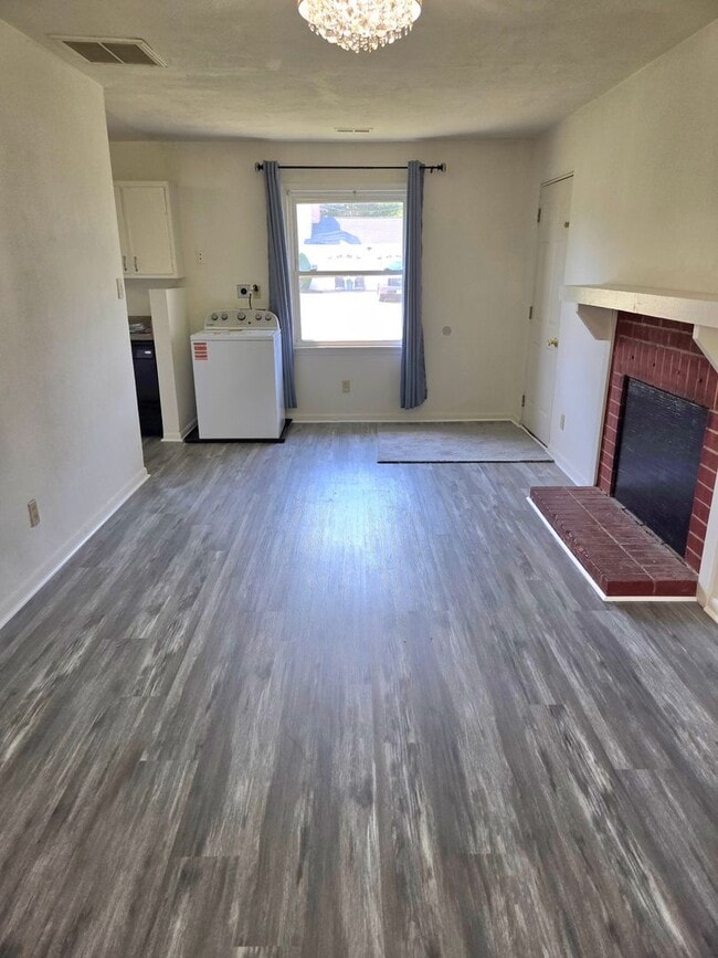 Building Photo - Move In Ready!
