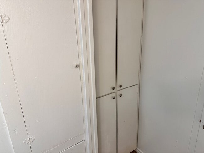 Building Photo - April 1st!! 2 Bedroom Home Close to Historic District