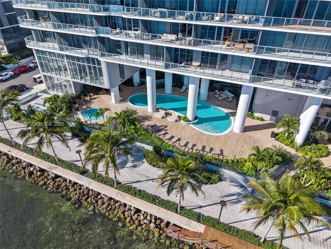 Building Photo - 700 NE 24th St