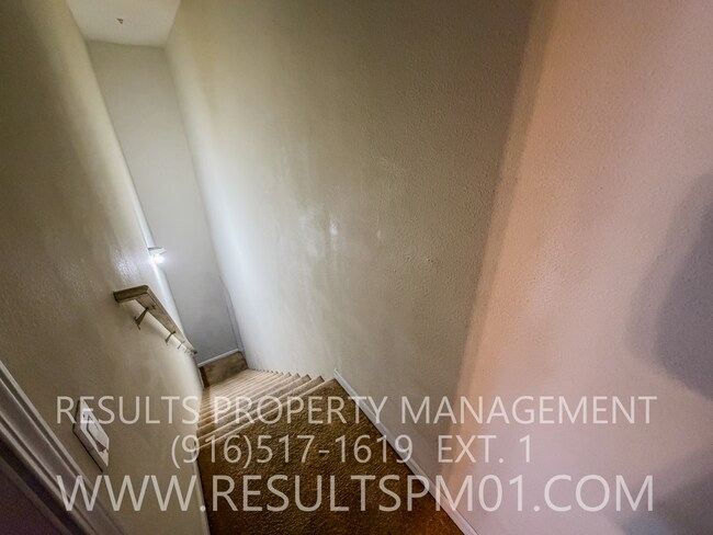 Building Photo - 1 Bed 1 Bath Roseville Condo with Attached Garage