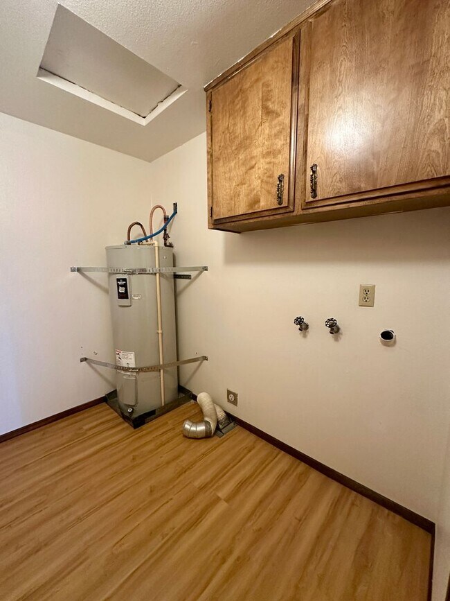 Building Photo - r1078