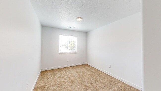 Building Photo - BEAUTIFUL 4-BEDROOM TOWNHOME FOR RENT