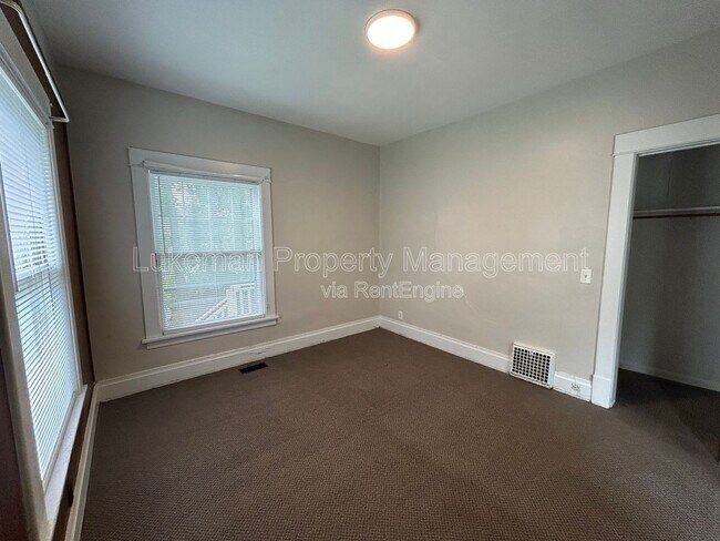 Building Photo - 802-806 West Cedar Street