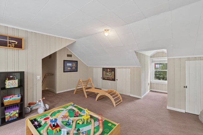 Building Photo - Available September 1st! A First Time Rent...