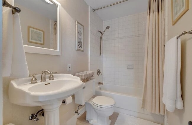 Building Photo - 8216 Woolburn Dr