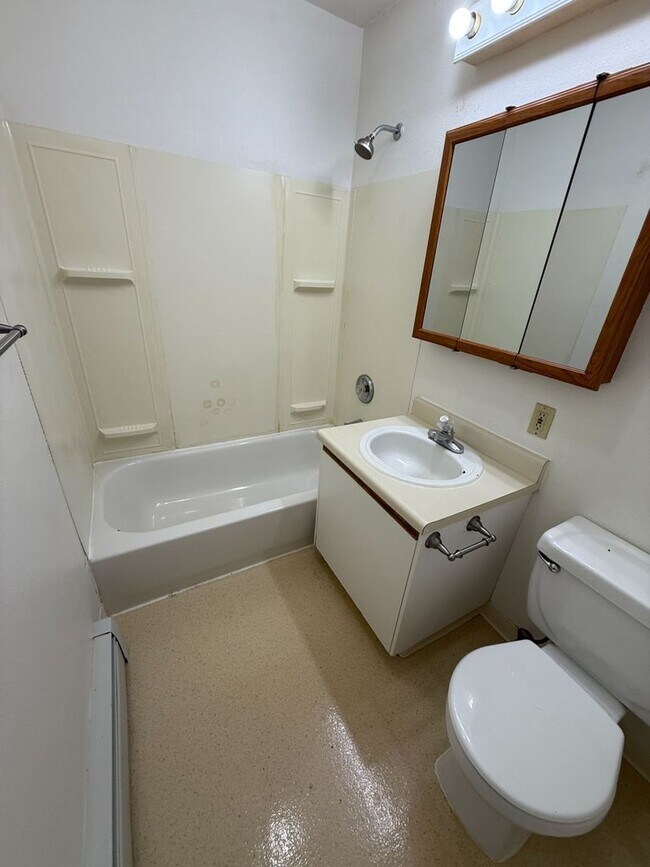 Building Photo - 2 BD, 1 BA Apartment Nestled Back on a Culd-de-Sac