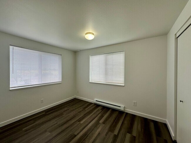 Building Photo - 2025 Yew St