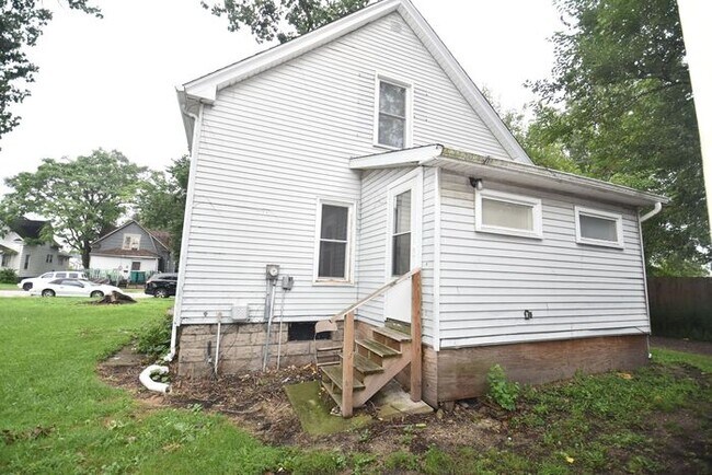Building Photo - Mishawaka 1/2 story 3 bedroom single-family home with garage