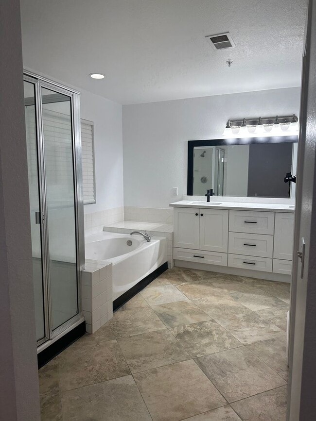 Building Photo - Stunning 3 Bed 3 Bath Duplex in Placentia with Open Floor Plan and Vaulted Ceilings.