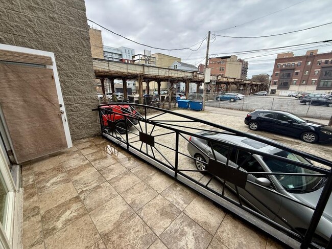 Building Photo - 2 bedroom in Chicago IL 60610
