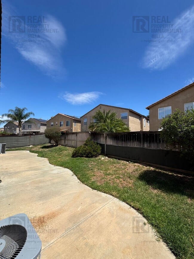 Building Photo - Ideal Layout! 4 Bedroom Home with Main Floor Bed/Bath & Open Loft