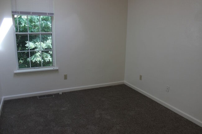 Building Photo - 800 Patrick Henry Dr