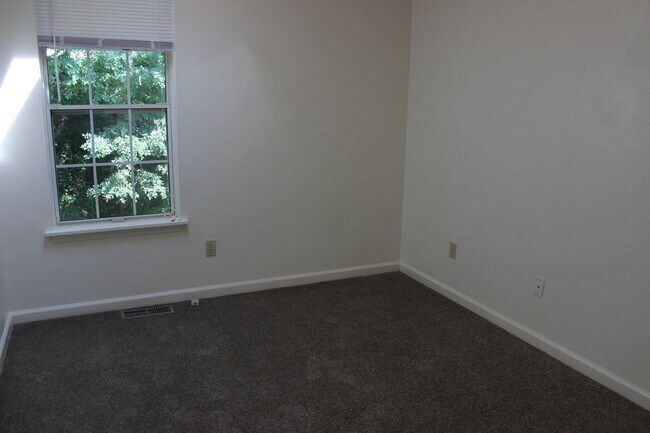 Building Photo - Rutherford Townhomes 4 Bedroom 3 Bathroom