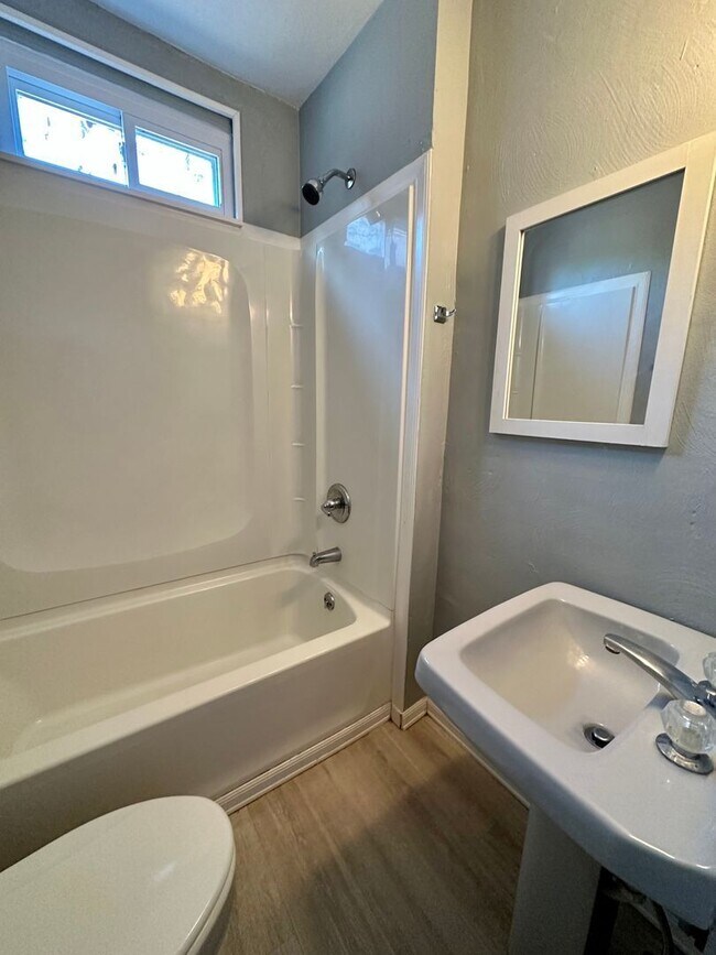 Building Photo - 817 N Sheridan Ave