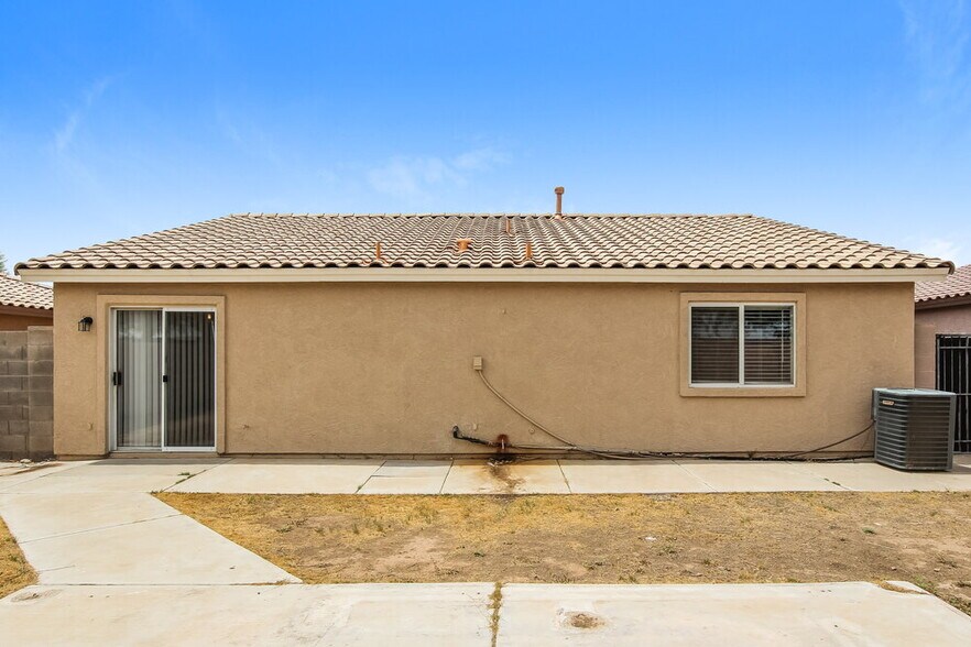 Building Photo - 2613 S 71st Dr
