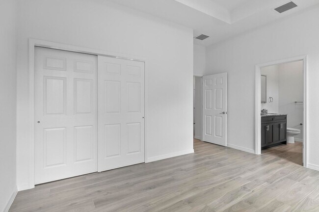 Building Photo - 31 Louvet Ln