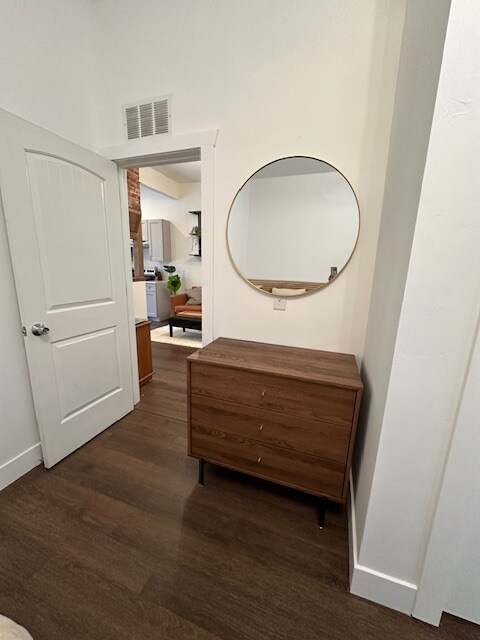 Building Photo - 835 S Edison St