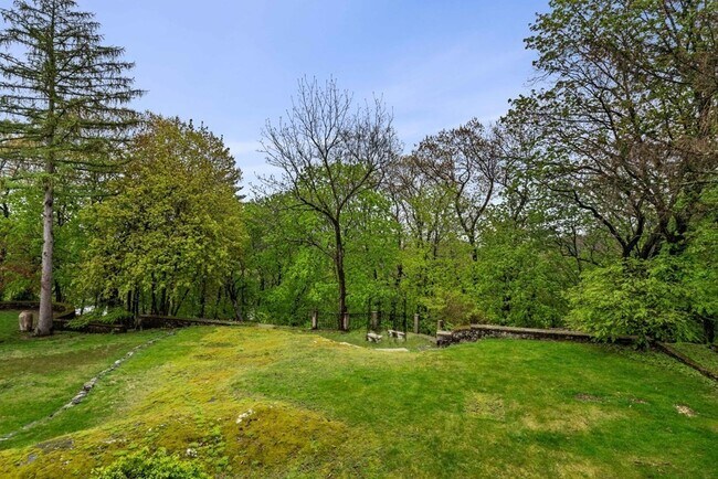 Building Photo - 12 Summit Rd