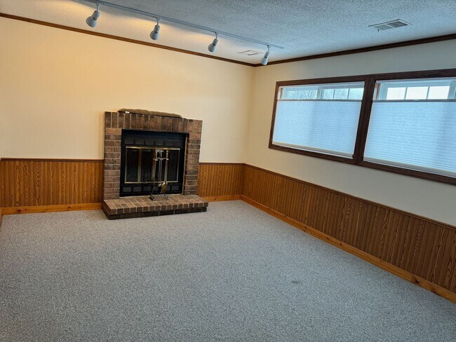 Building Photo - Beautiful 3 bedroom townhome in Maplewood.