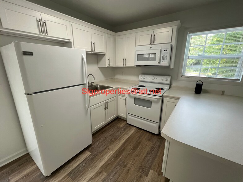 Primary Photo - 2 Evelake Dr