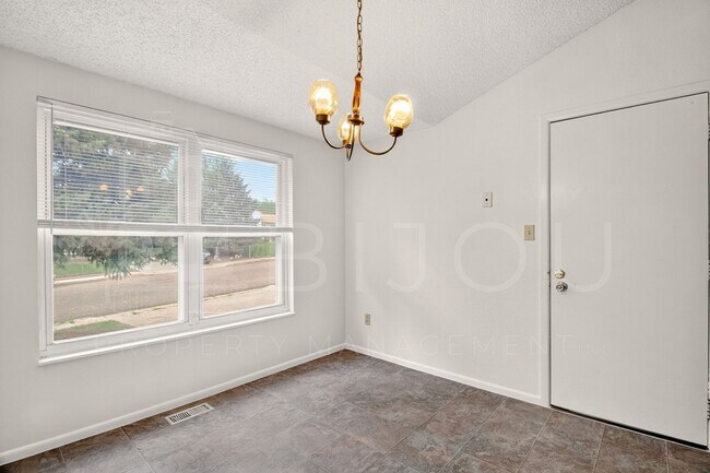 Building Photo - NEW Carpet and Paint!!!