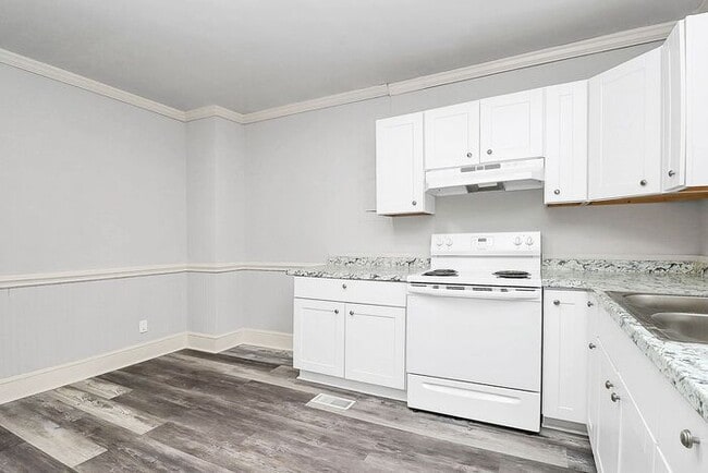 Building Photo - Charming 2BD/1BA Duplex Off West Blvd