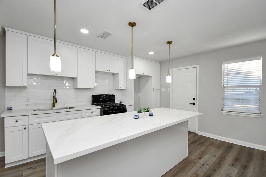 Building Photo - 428 De Haven St