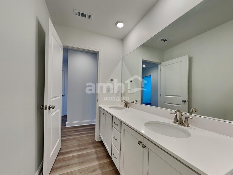 Building Photo - 220 Argea Dr