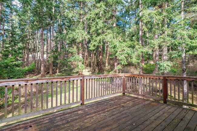 Building Photo - Large Private Rural Home Just West of Downtown Oak Harbor on 5 acres