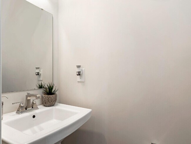 Building Photo - End unit townhome just minutes from uptown!!