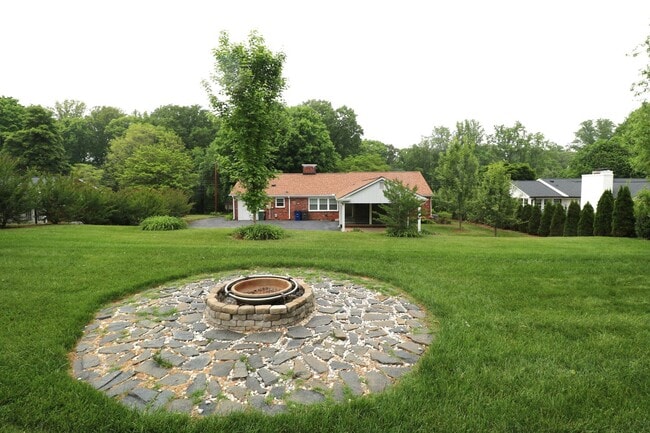 Building Photo - 2832 Monticello Dr
