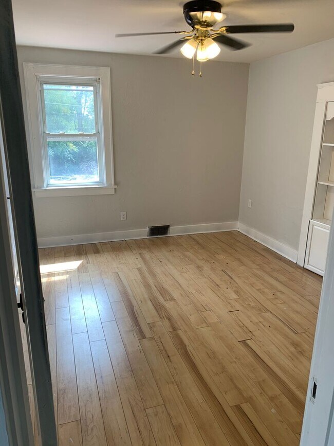 Building Photo - 3 bedroom 1 bath deck and yard