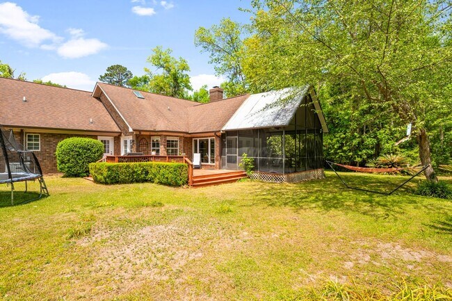Building Photo - Everything included in rent price!! All ut...