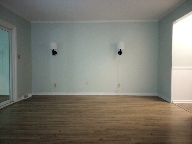Building Photo - 3 Bedrooms 2.5 Bathrooms