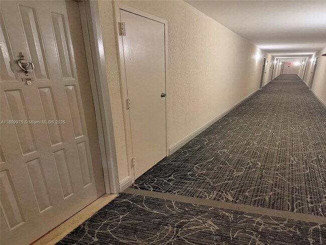 Building Photo - 400 Leslie Dr