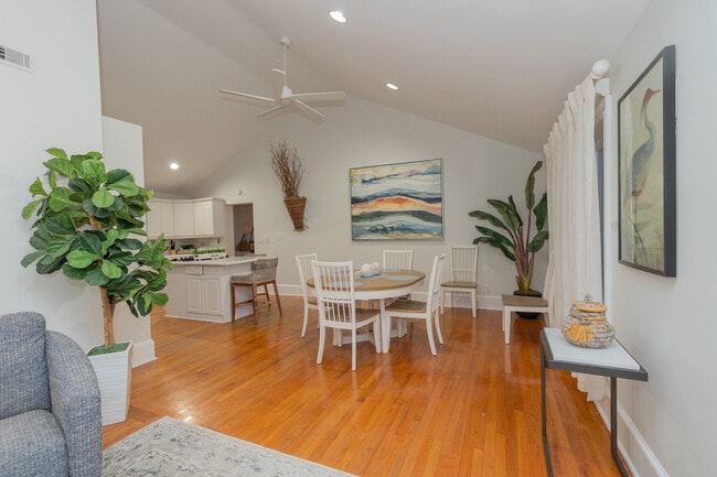 Building Photo - 944 Lakeview Dr