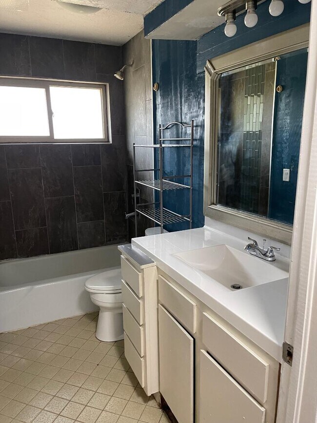 Building Photo - 7204 N Norman Rd