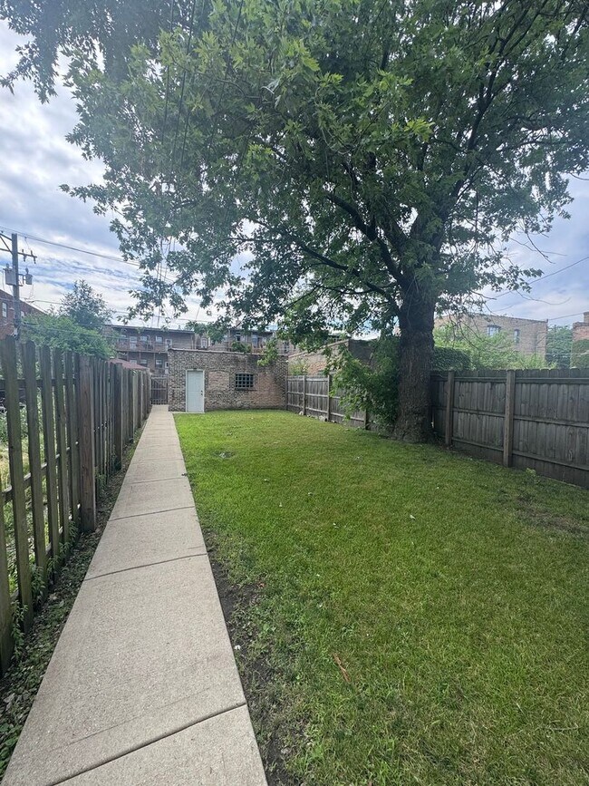 Building Photo - Beautiful 2-Bedroom 1-bath Graystone Apart...